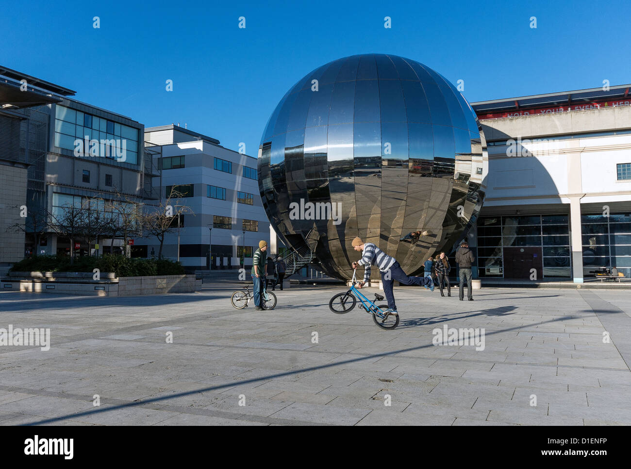 I piloti di BMX in mostra le loro acrobazie in Millennium Square a Bristol, Inghilterra, Regno Unito Foto Stock