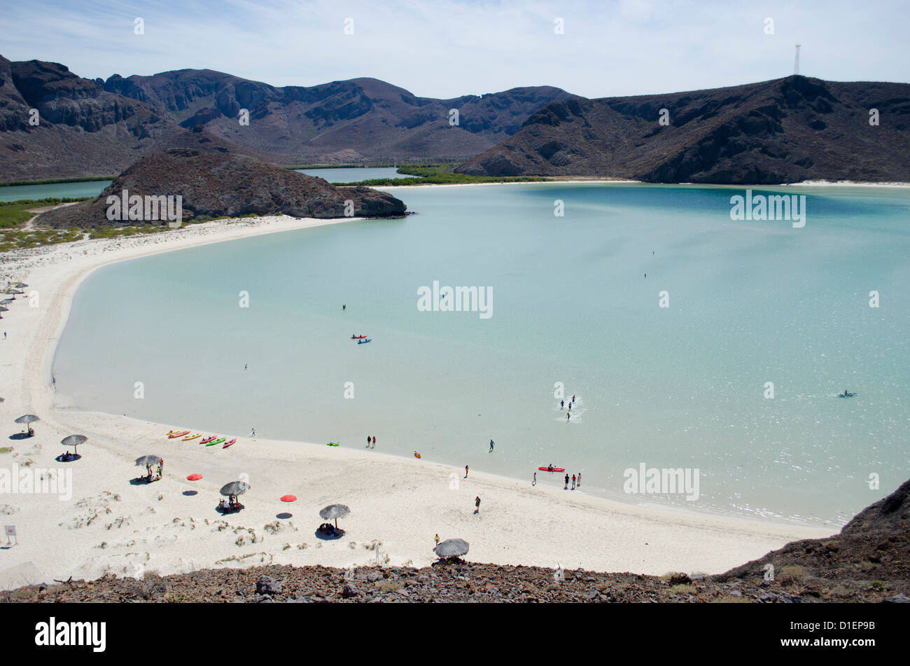 Balandra spiaggia sul mare di Cortez a nord di La Paz Baja California Sur Messico con le sue acque limpide e la famosa roccia del fungo Foto Stock