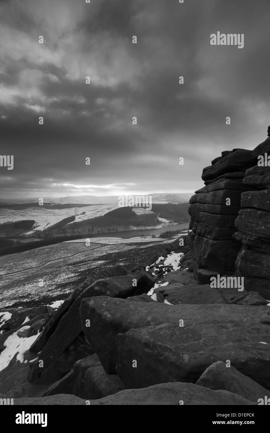 Inverno sul bordo Derwent affacciato sul serbatoio Ladybower, Superiore Derwent Valley, Parco Nazionale di Peak District, Derbyshire, Engla Foto Stock