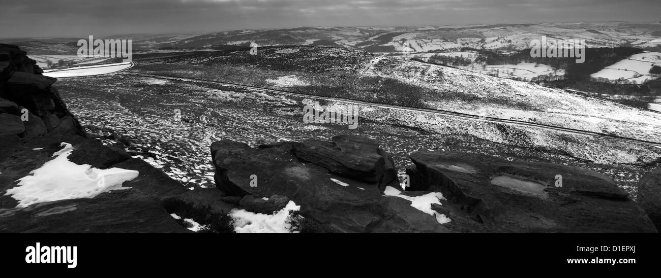 Bianco e nero immagine panoramica, neve invernale sul bordo Stanage, Parco Nazionale di Peak District, Derbyshire County, England, Regno Unito Foto Stock