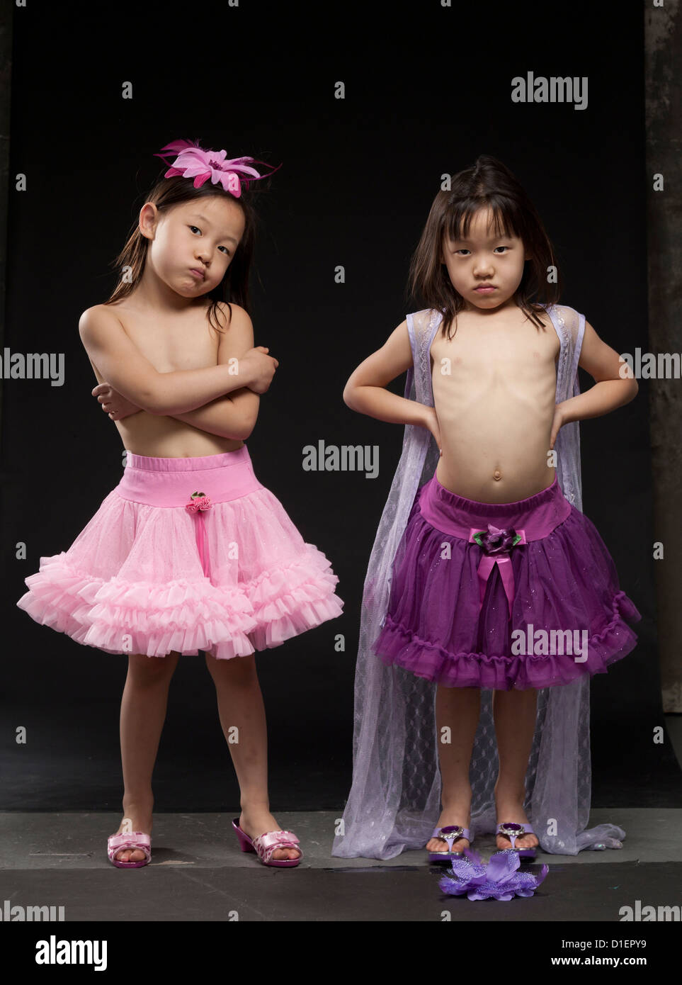 Giovani asiatici gemelli ballare ed eseguendo la ginnastica. Foto Stock