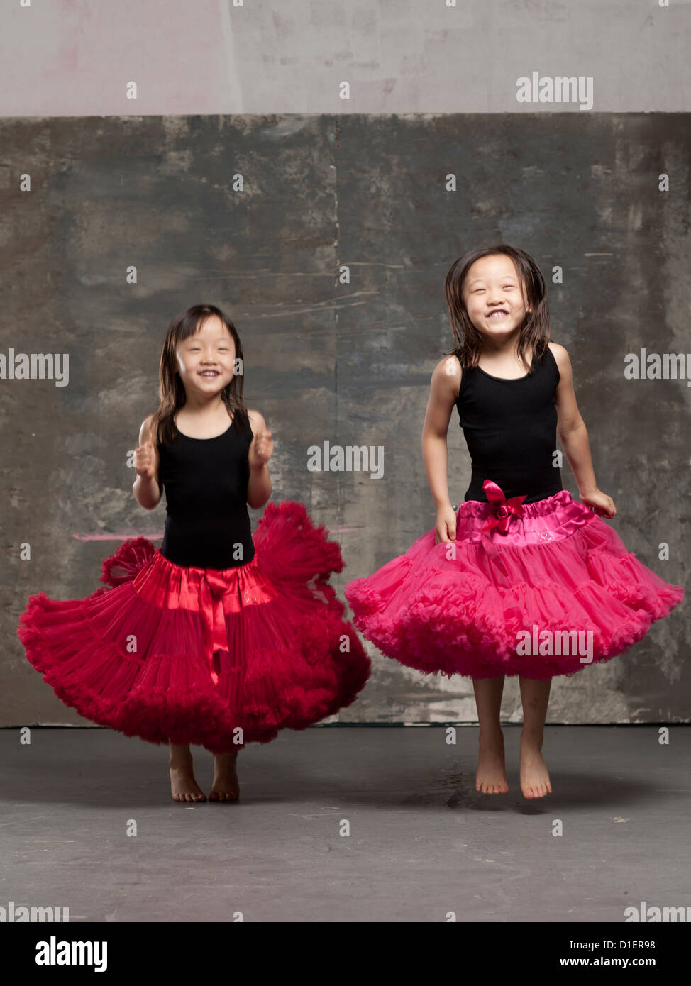 Giovani asiatici gemelli ballare ed eseguendo la ginnastica. Foto Stock