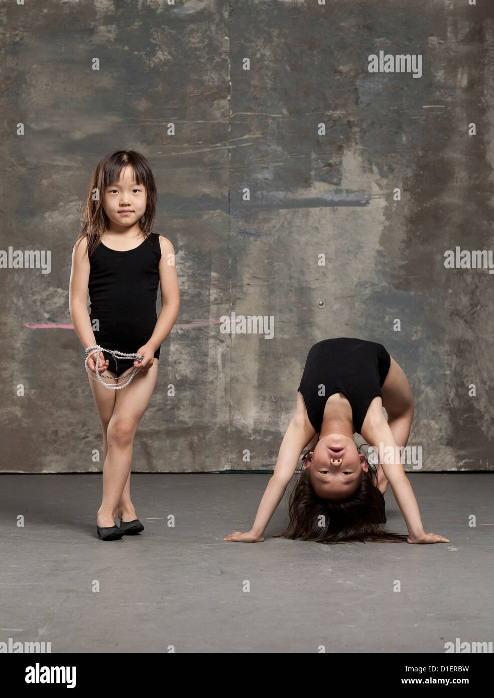 Giovani asiatici gemelli ballare ed eseguendo la ginnastica. Foto Stock