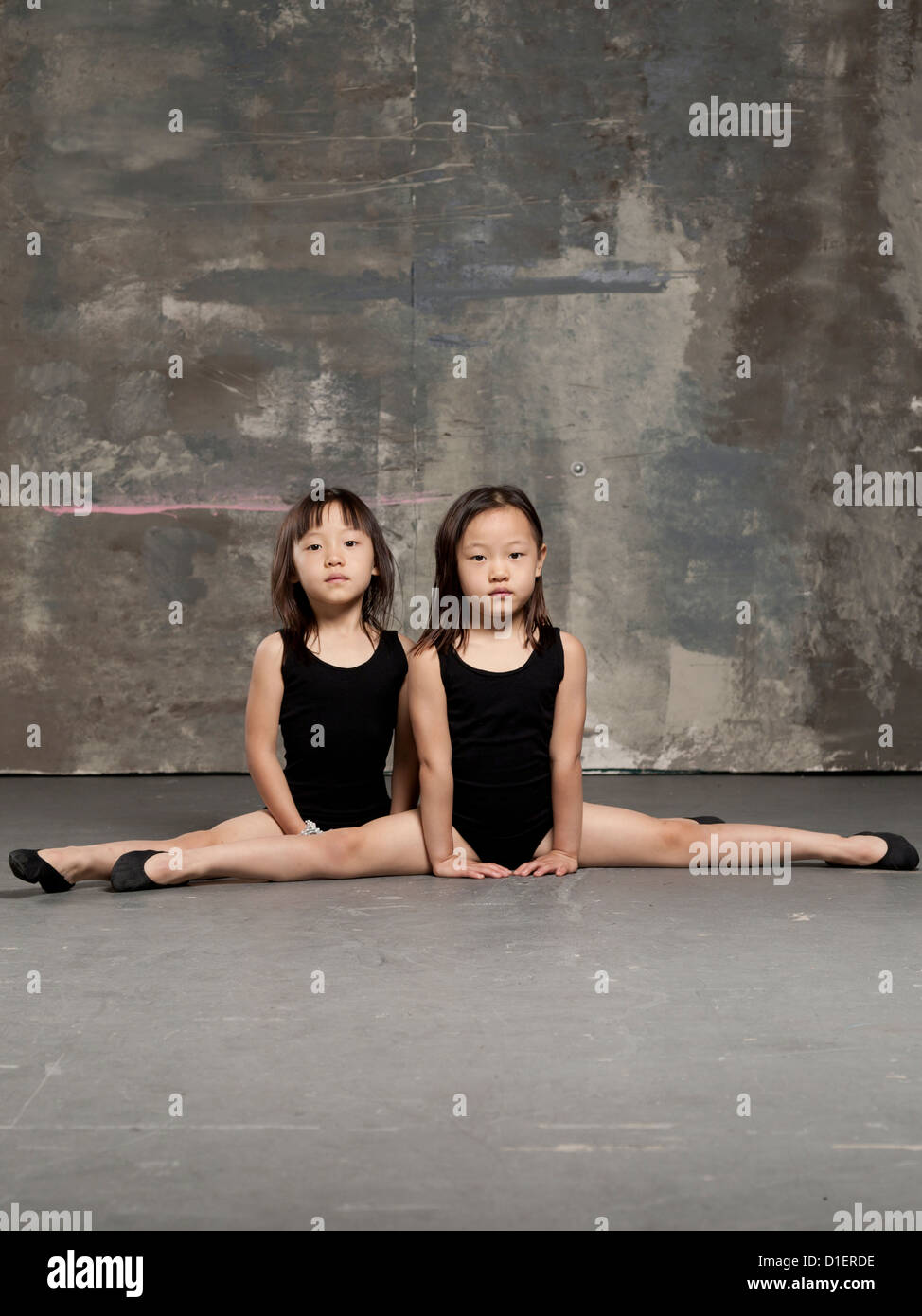 Giovani asiatici gemelli ballare ed eseguendo la ginnastica. Foto Stock