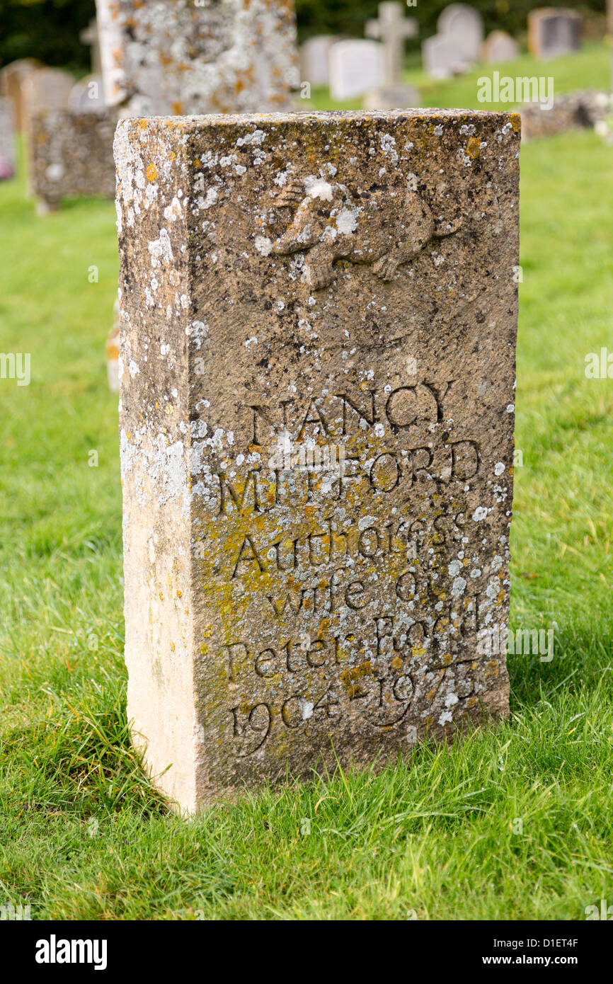 Pietra tombale di Nancy Mitford autore Swinbrook nella chiesa di St Mary Foto Stock