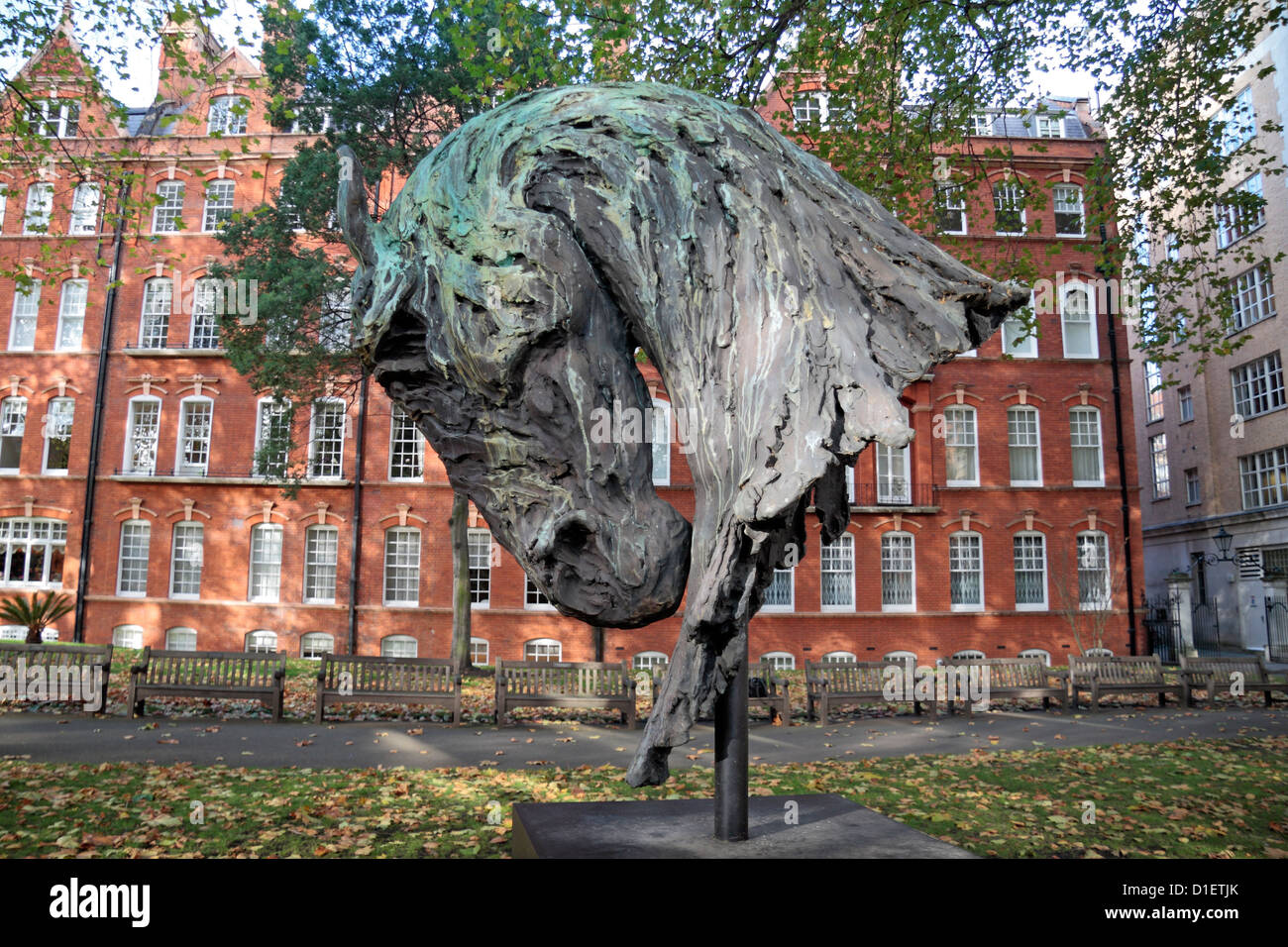 La scultura 'fuoco' da Nic Fiddian-Green in Mount Street Gardens, Mayfair, Londra, Regno Unito. Foto Stock