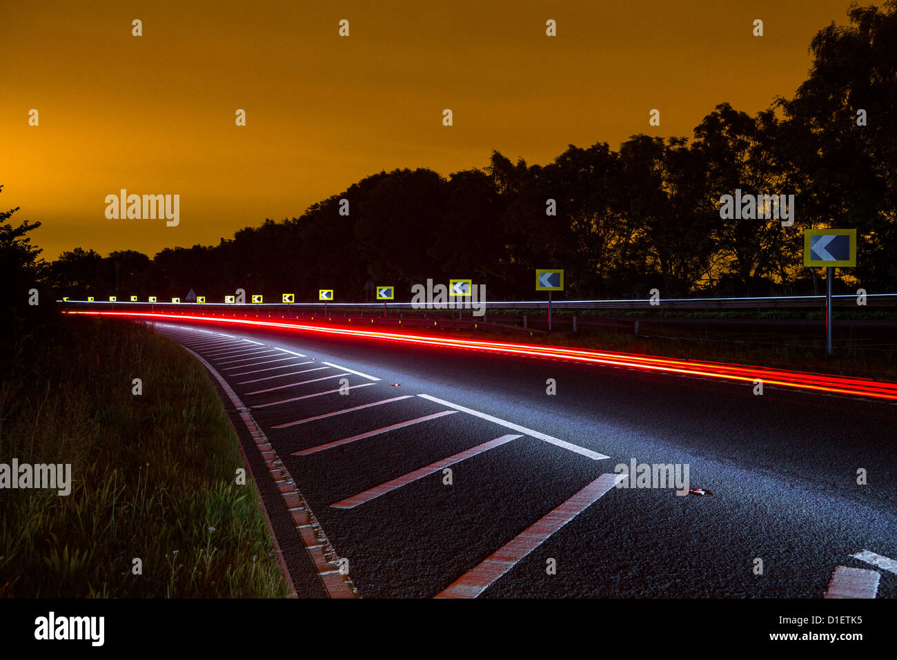 Strada illuminata al tramonto durante il Mersey strade 24 ore di corsa su strada Foto Stock