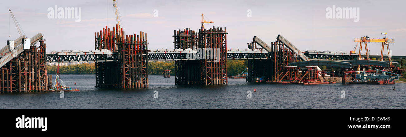 La costruzione di un ponte sopra il fiume Dnipro a Kiev in Ucraina. Panorama. Foto Stock