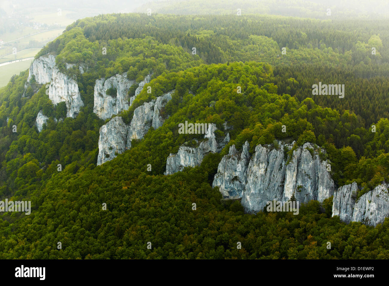 Rocce calcaree nella Valle del Danubio vicino a Hausen, foto aeree Foto Stock