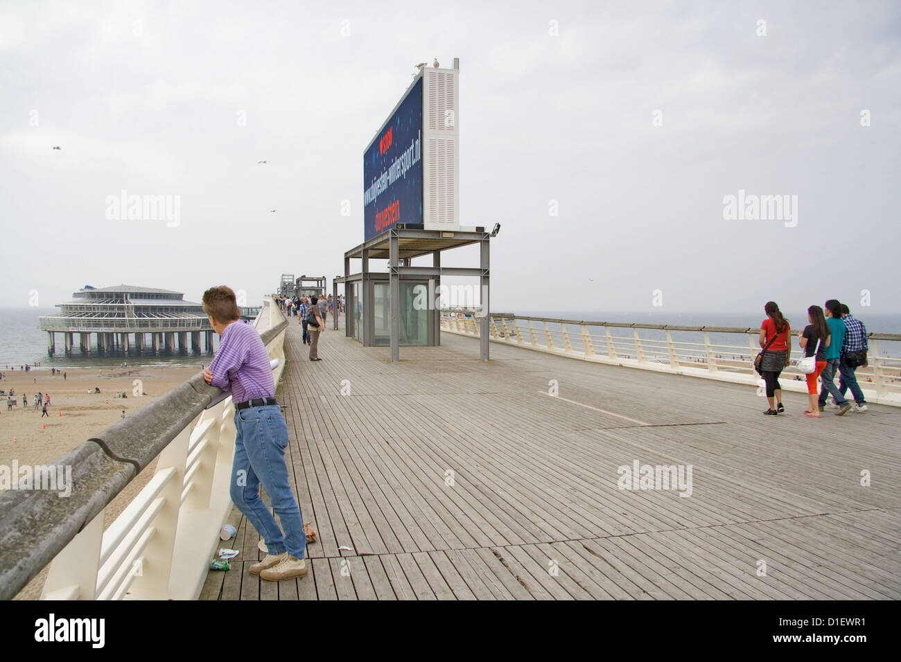 Signora giovane sul molo di Scheveningen, Paesi Bassi Foto Stock