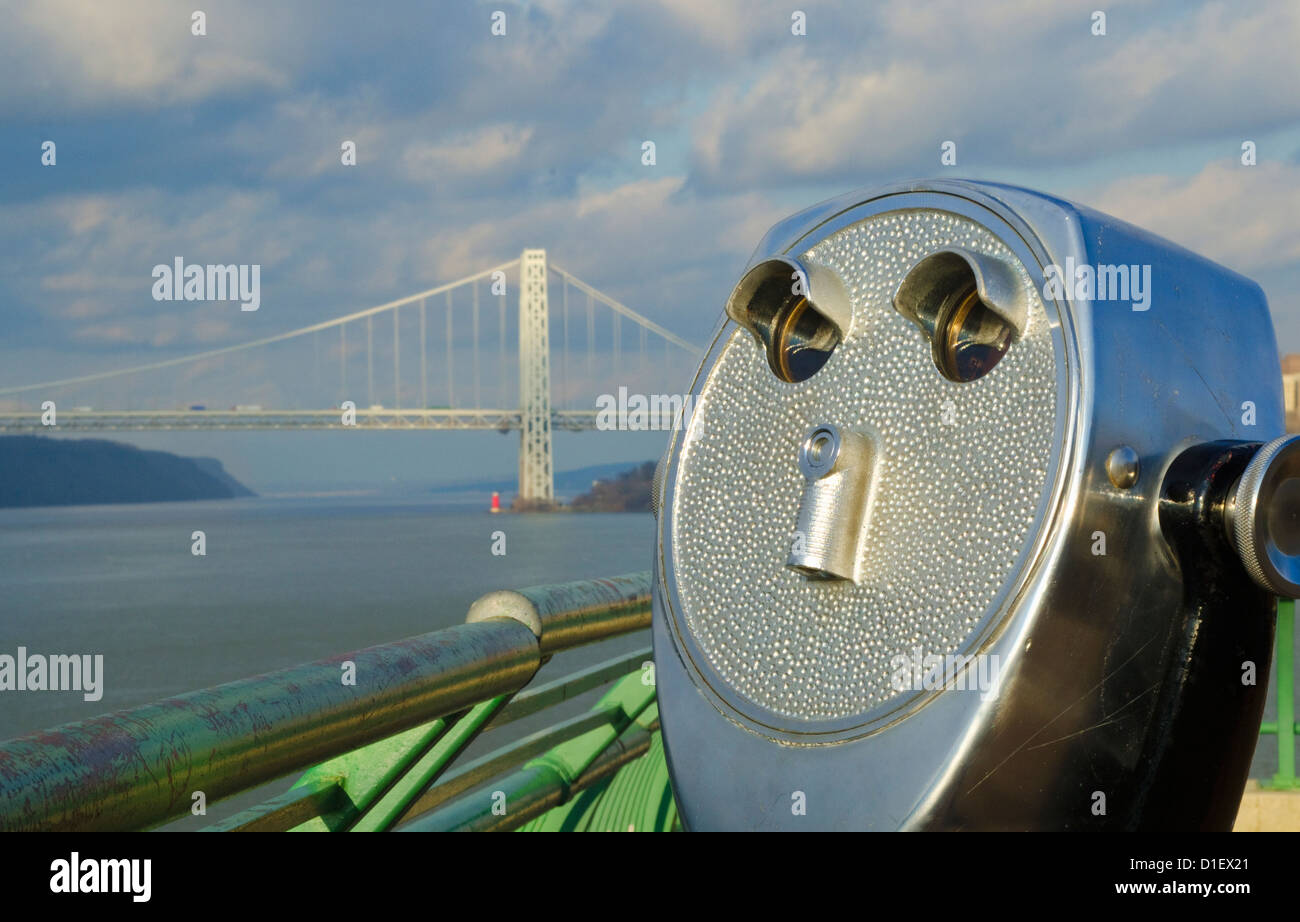 Close-up di gettone binocolo con GW Bridge NYC in background Foto Stock