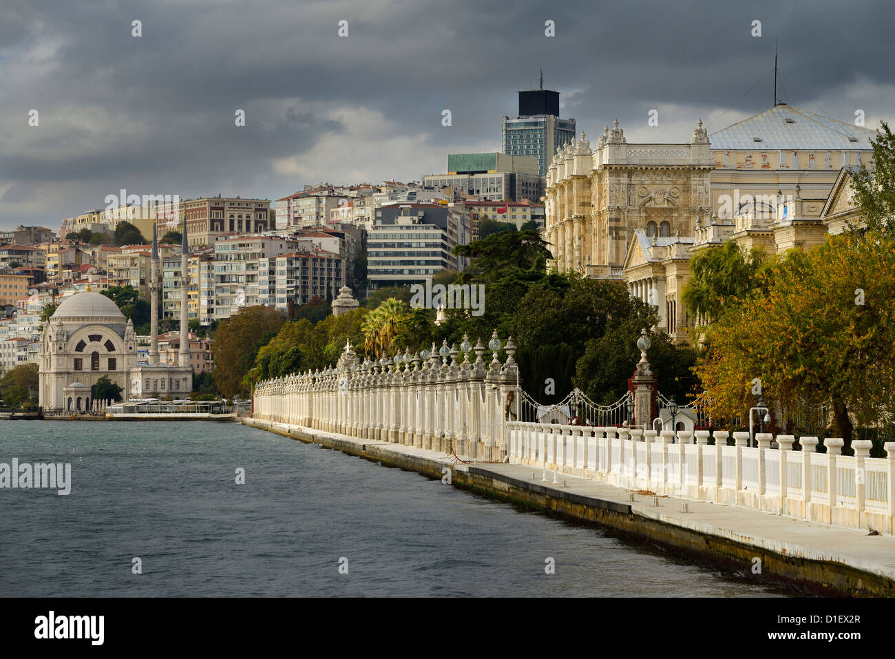 La moschea di Dolmabahce e Palazzo circondato da edifici moderni sul lo stretto del Bosforo Istanbul Turchia Foto Stock