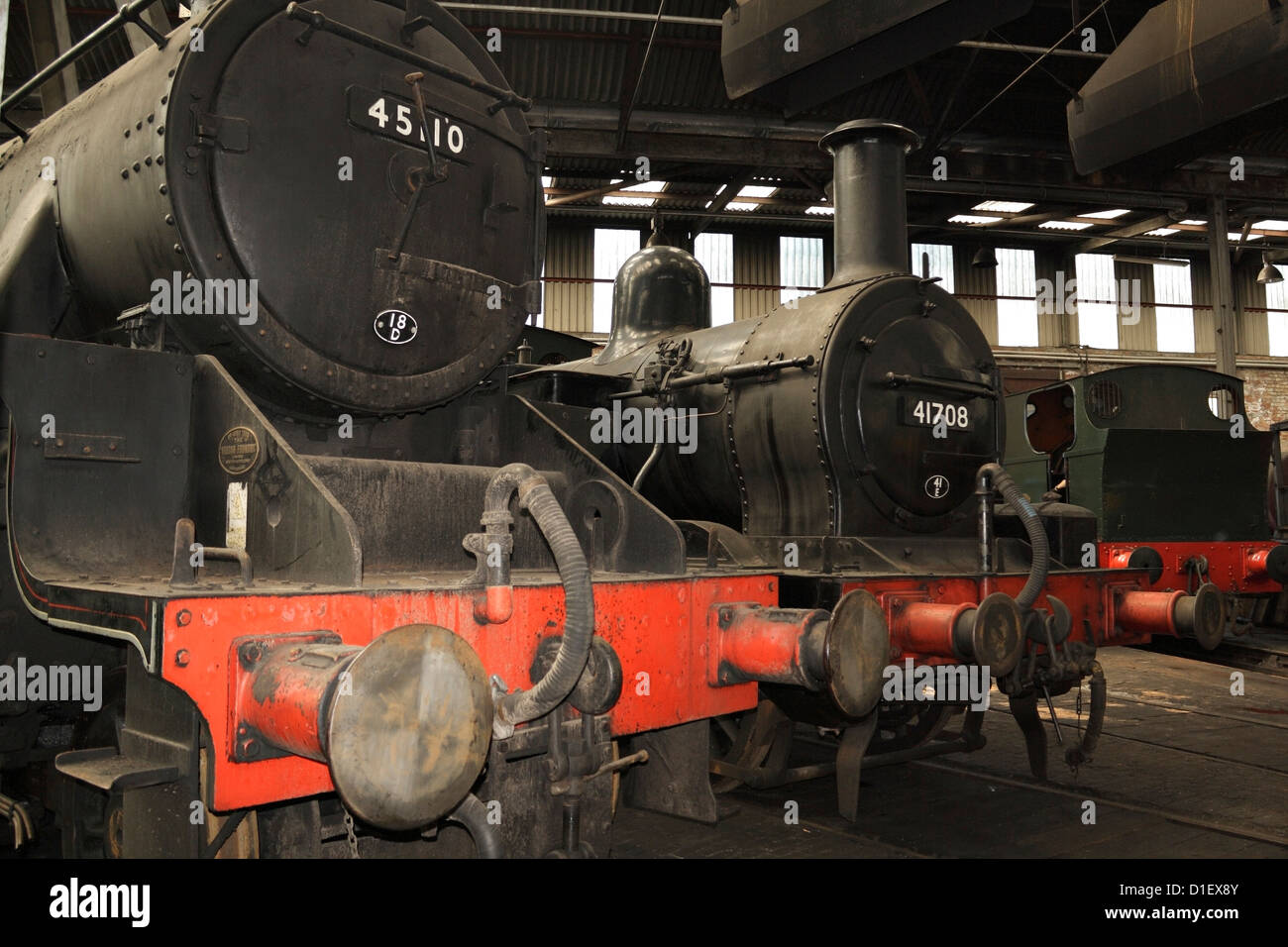 Locomotive a vapore conservate Railway Engines Inside Barrow Hill Roundhouse, Derbyshire Inghilterra Regno Unito Foto Stock