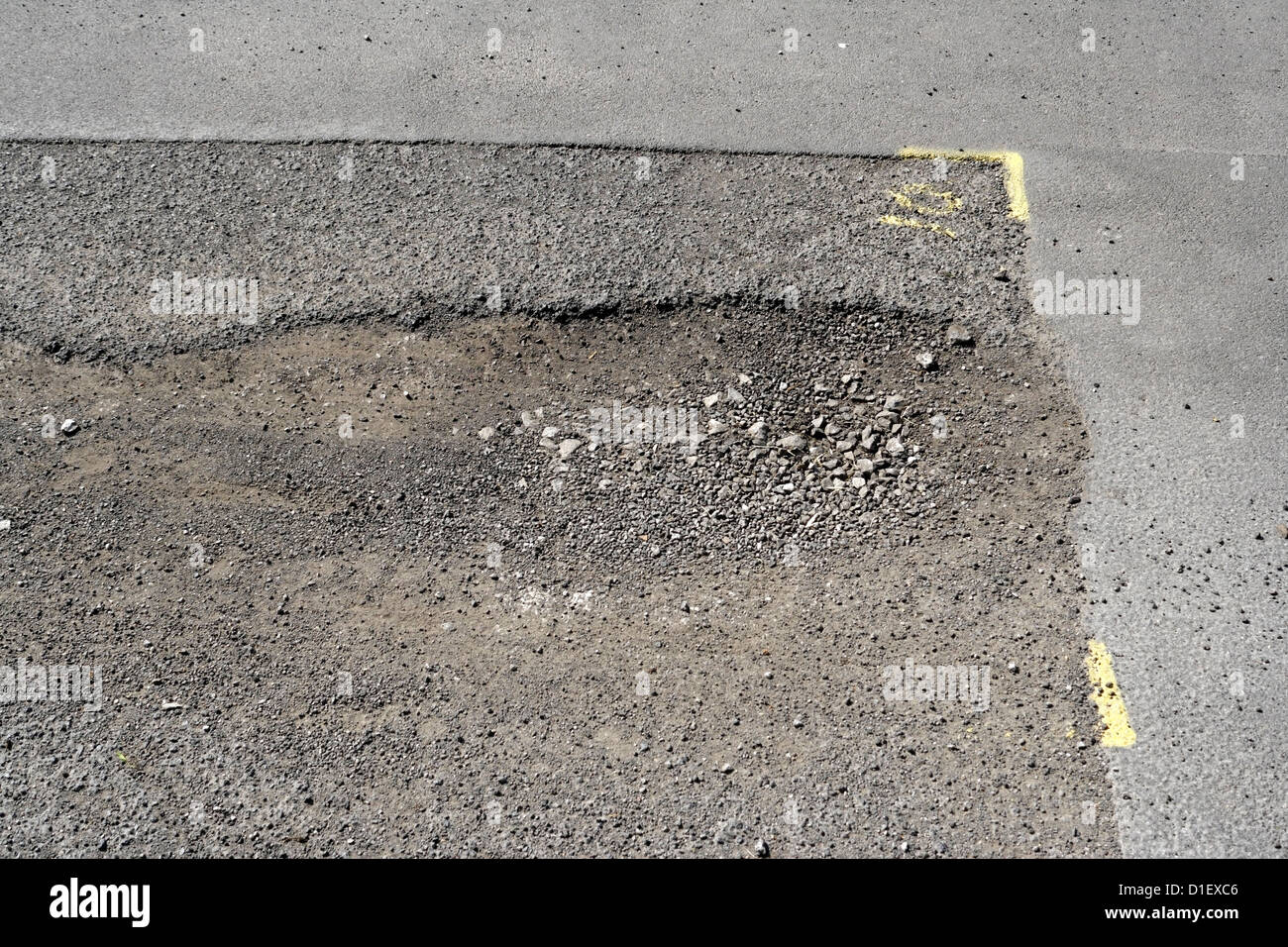 Buche sulle strade britanniche causata dal gelo e sono in attesa di essere riparato Foto Stock