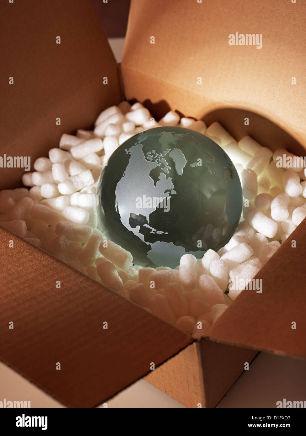 Globo di vetro protetto da polistirolo espanso in un marrone scatola di imballaggio Foto Stock