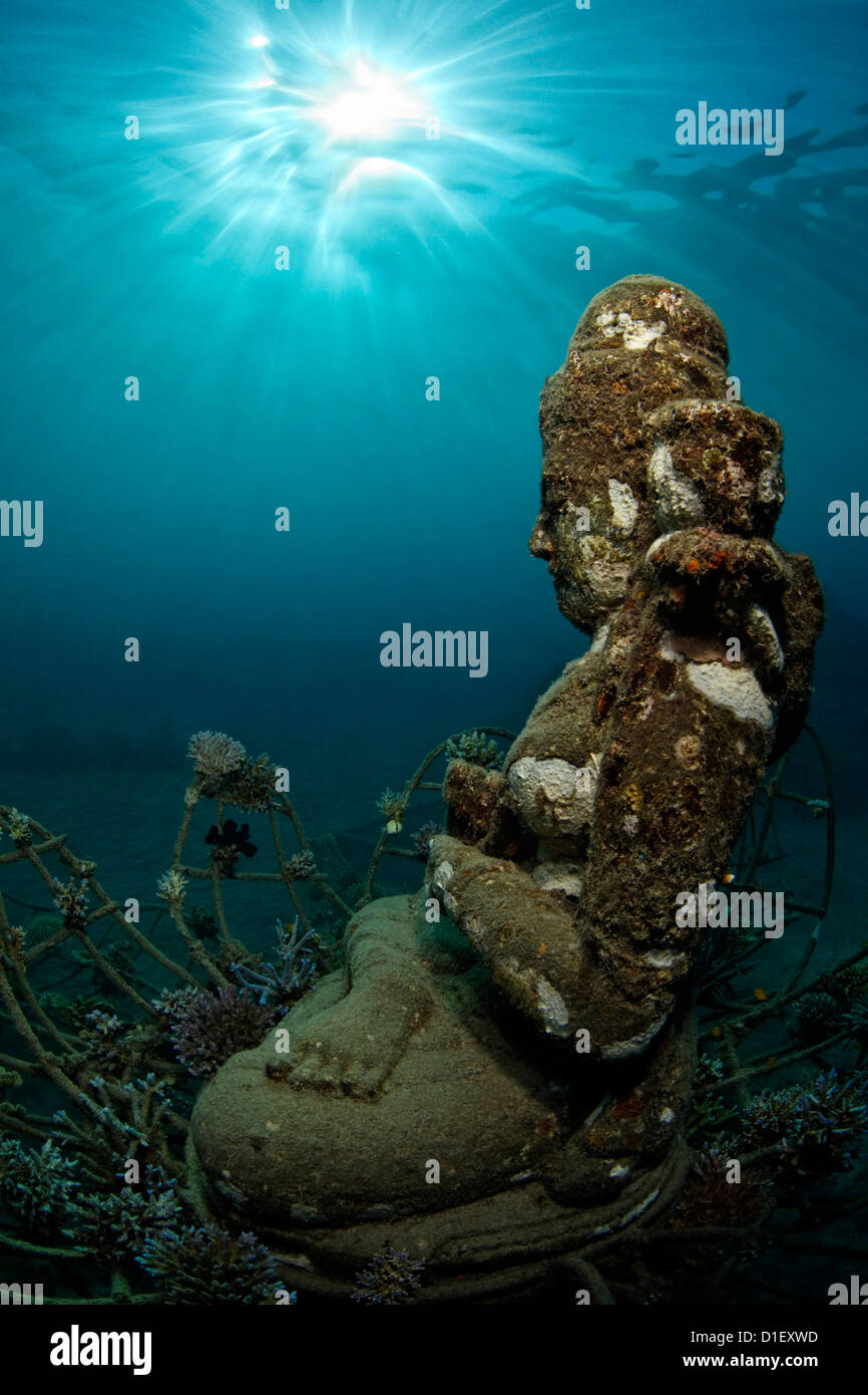Statua di Shiva a barriera corallina artificiale vicino a formazioni di Pemuteran, Bali, Indonesia, Oceano Pacifico Foto Stock