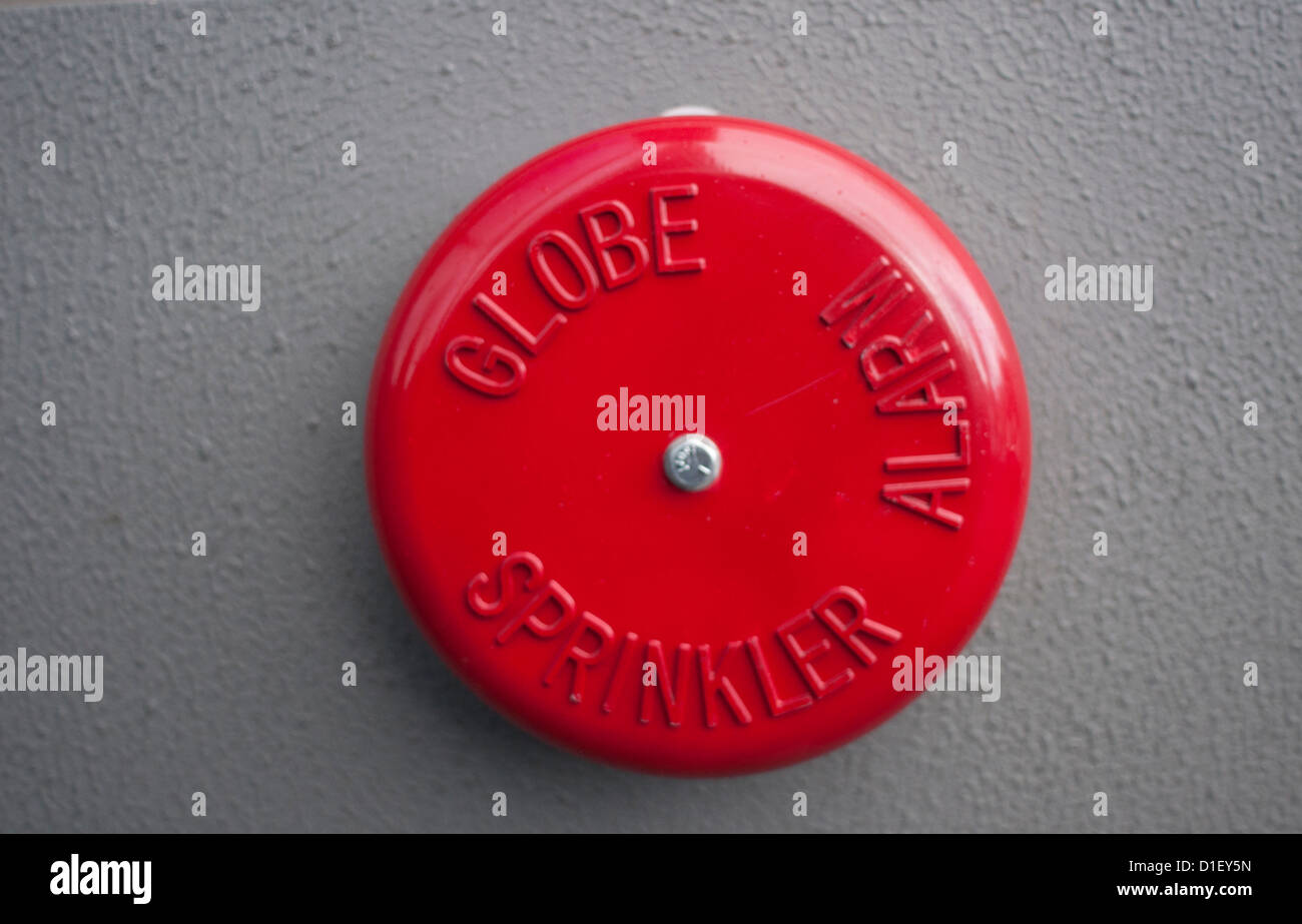 Campanello d'allarme antincendio rosso sul muro di un edificio Foto Stock