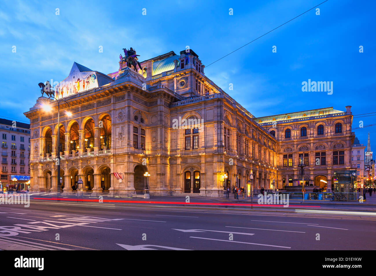 Opera di Stato di Vienna al crepuscolo, Austria Foto Stock
