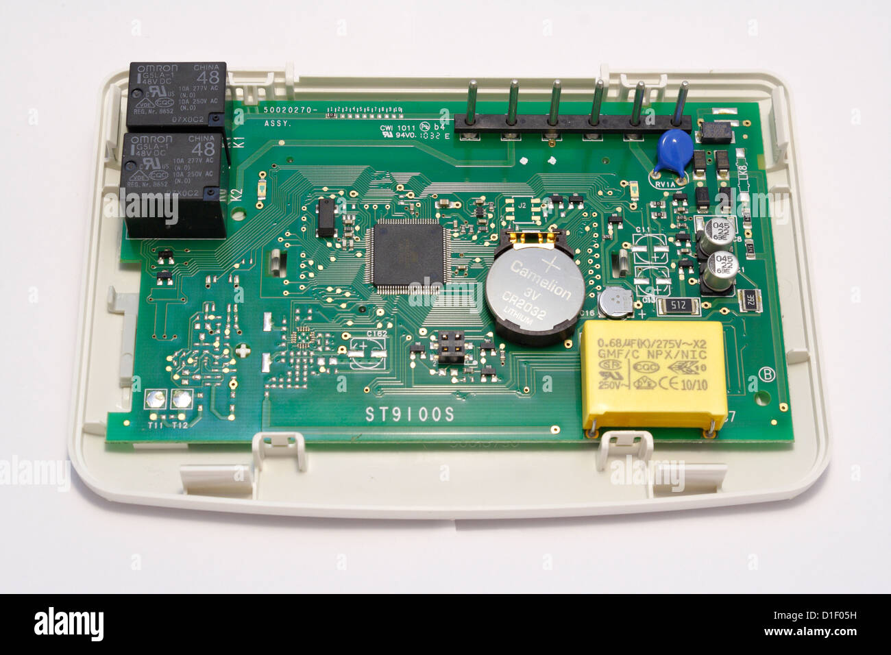 La scheda elettronica di un controller timer di riscaldamento centrale. Componenti elettronici, tecnologia moderna, termostato Honeywell Foto Stock