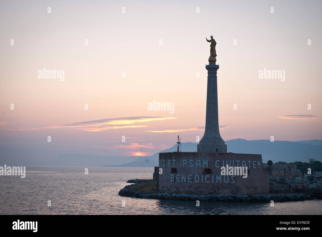 La Madonnina proteggendo l'ingresso al porto di Messina, Sicilia Foto Stock