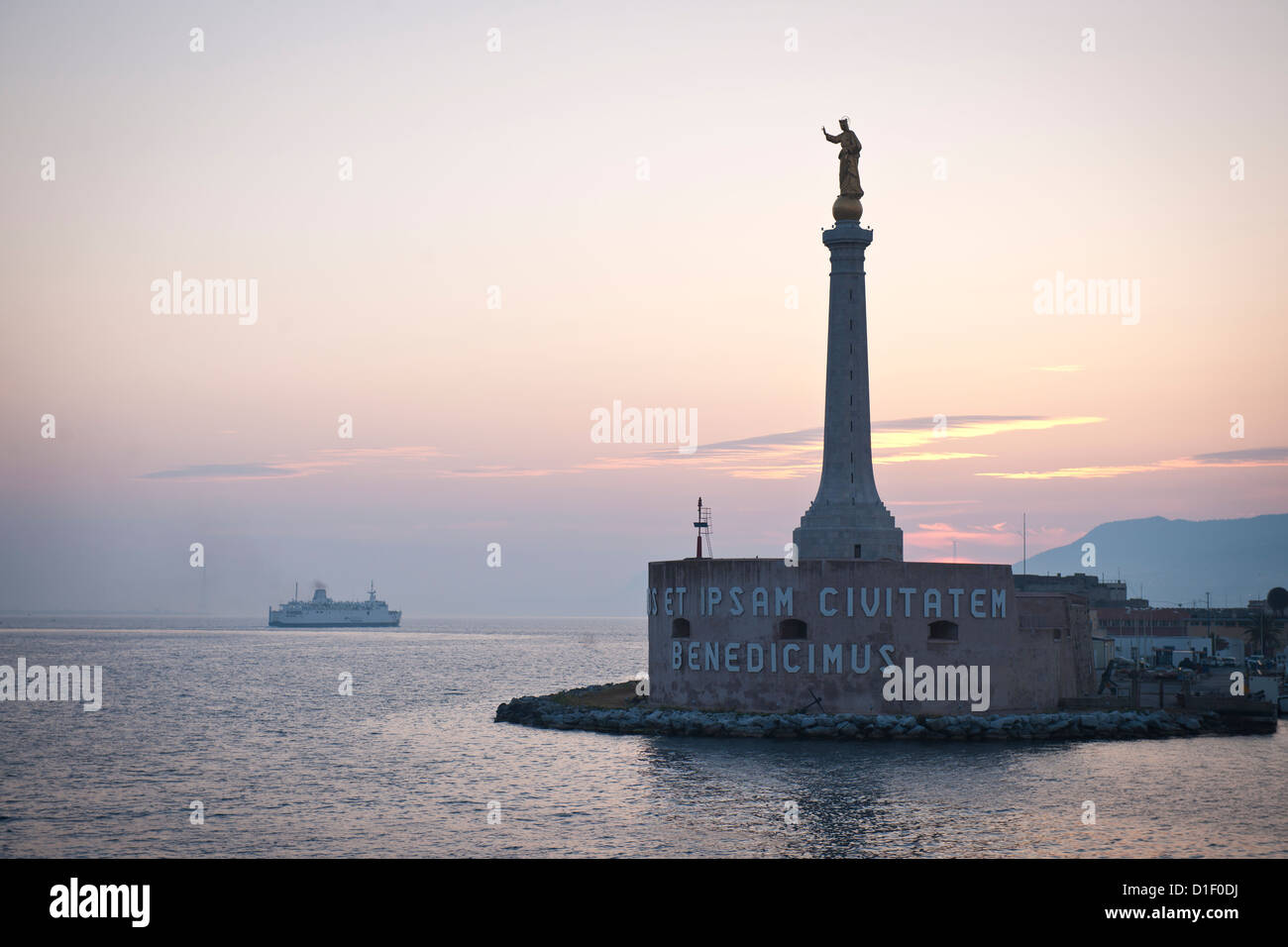 Madoninna statua al porto di Messina, Sicilia Foto Stock