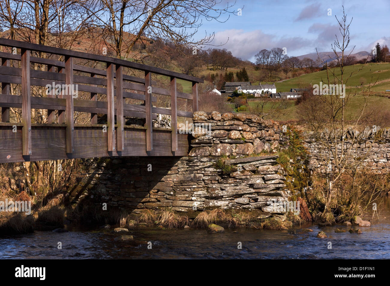Passerella in legno su fiume Brathay in poco Langdale, Lake District, Cumbria, England, Regno Unito Foto Stock
