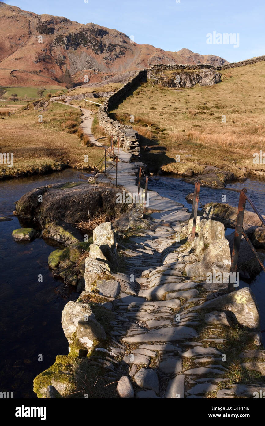 Slater bridge, old stone pack horse ponte sul fiume Brathay in poco Langdale, Lake District, Cumbria, England, Regno Unito Foto Stock