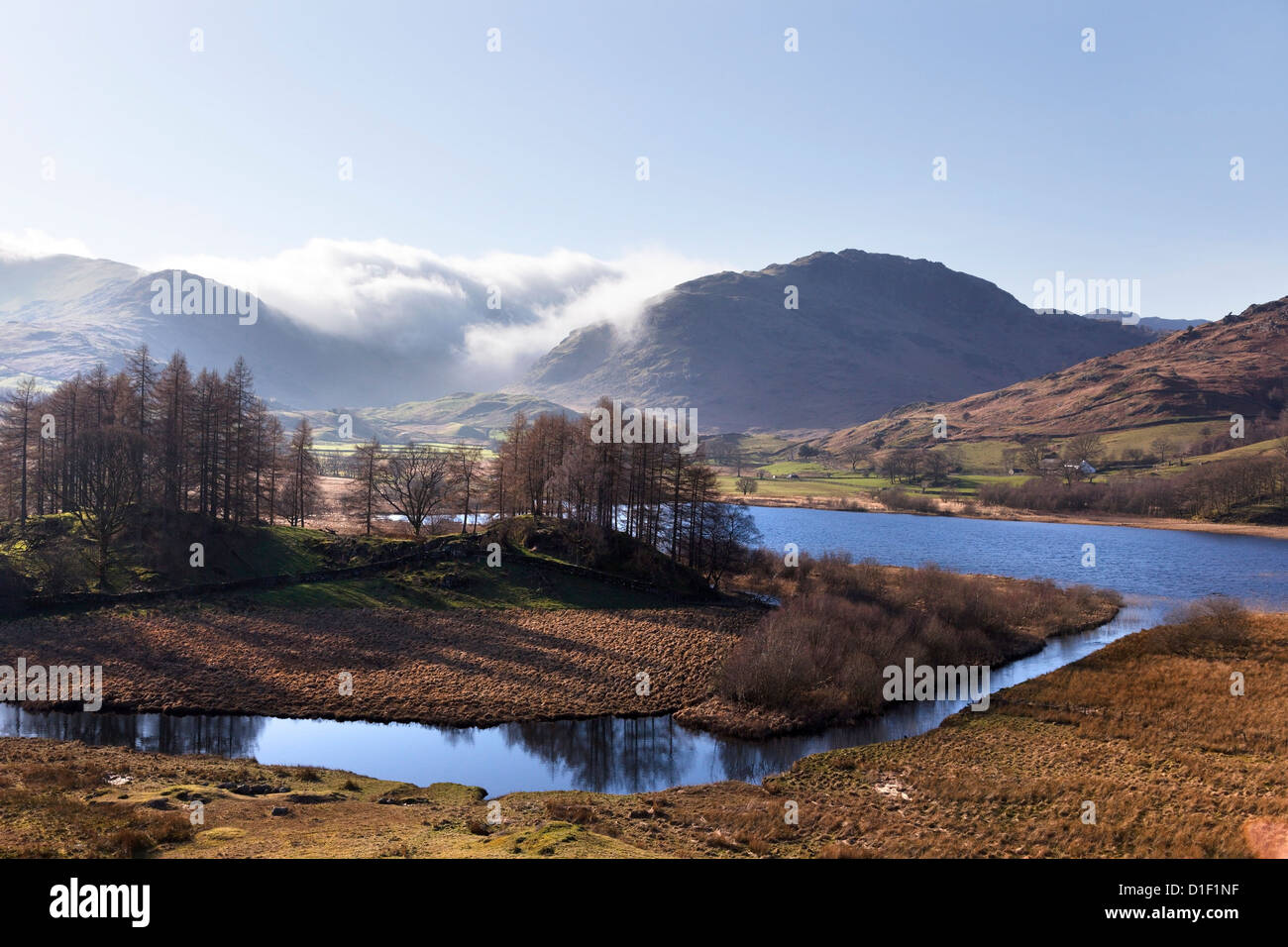 Little Langdale Tarn e fiume Brathay con Wrynose fells oltre, Little Langdale, Lake District, Cumbria, England, Regno Unito Foto Stock