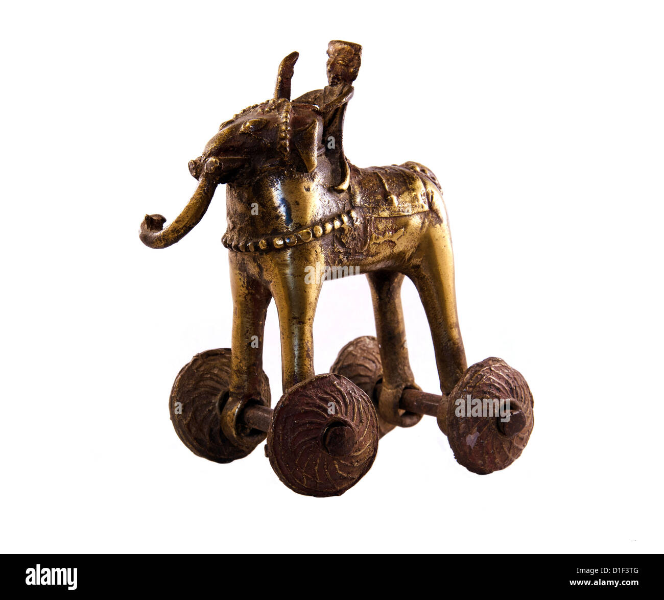 Indiano elefante in bronzo tempio statua giocattolo con ruote e rider isolato su uno sfondo bianco. Foto Stock