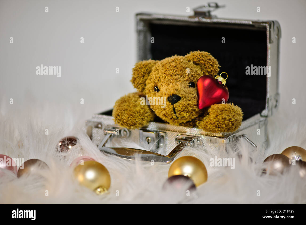 Decorazione di natale con Teddy e baubles di Natale Foto Stock