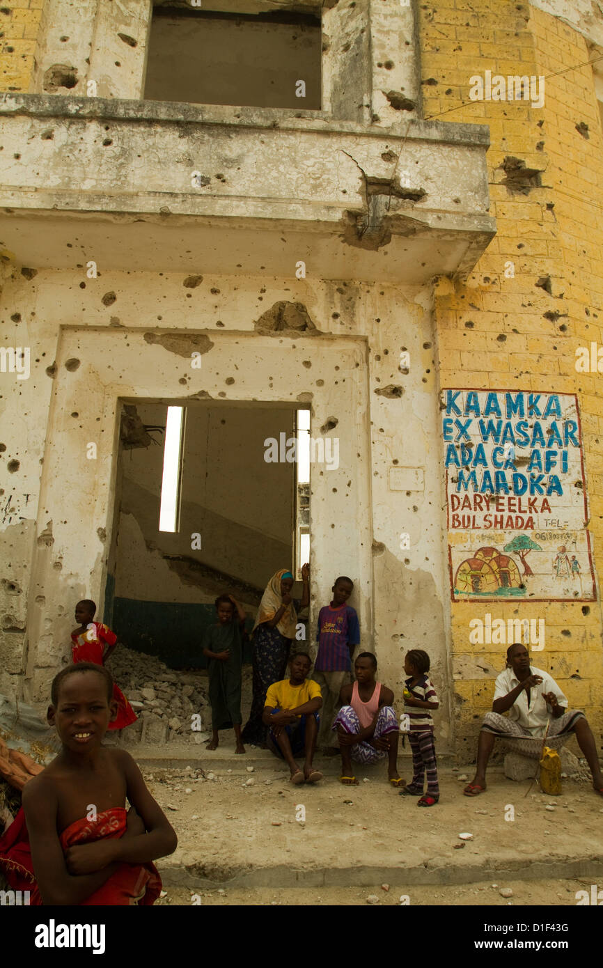 La guerra civile ha devastato gli edifici e i bambini rifugiati a Mogadiscio in Somalia Foto Stock