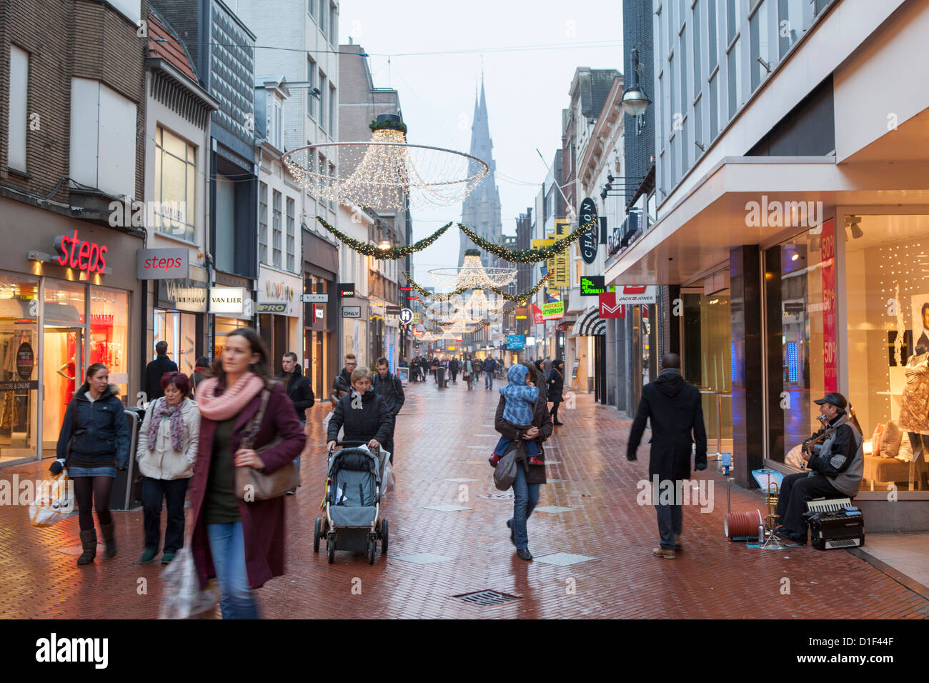 Strada principale dello shopping di Eindhoven city centre nei Paesi Bassi durante il periodo invernale Foto Stock