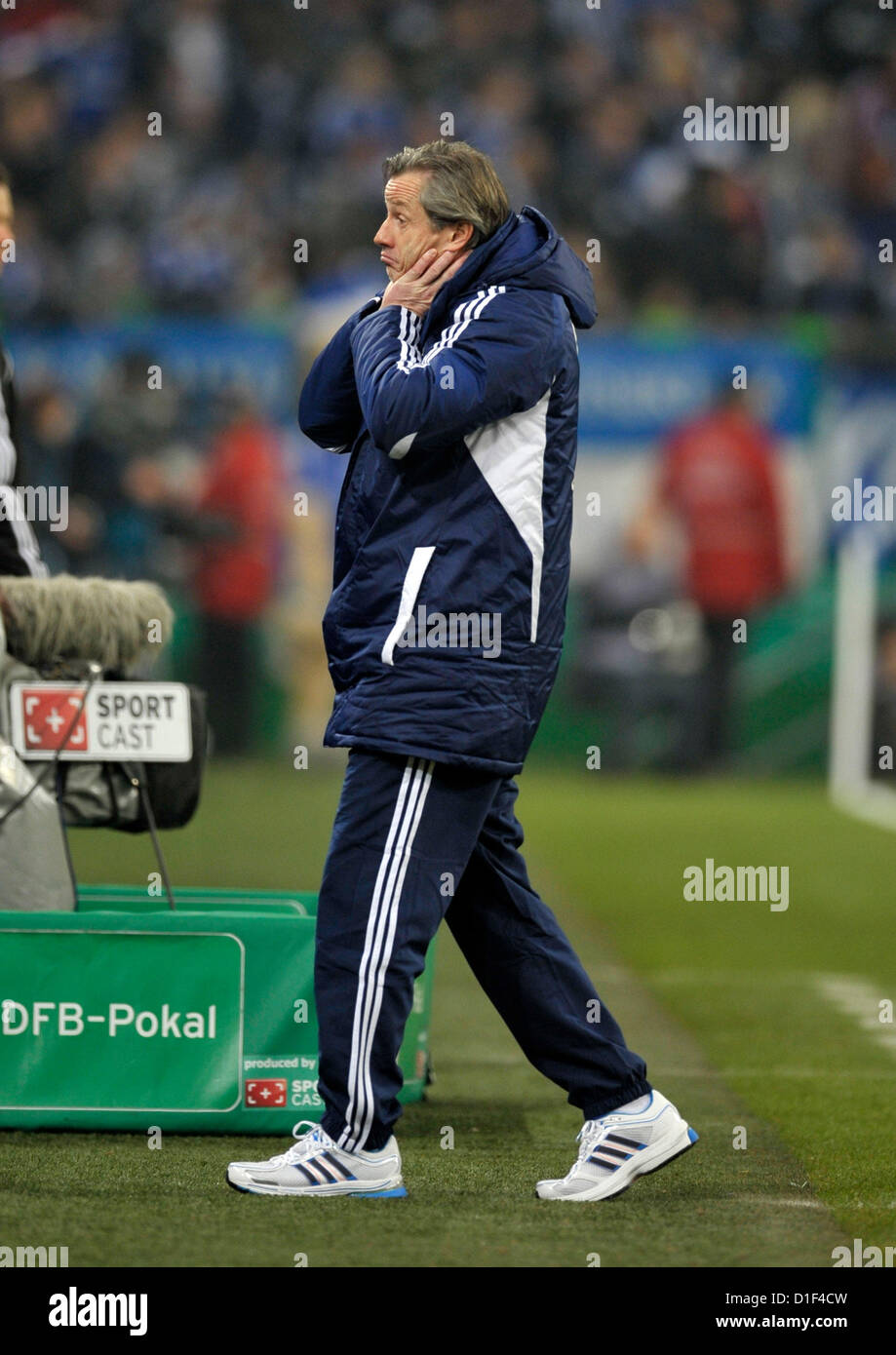 Fussball DFB Pokal , Herren, Saison 2012/2103, Achtelfinale, Veltins Arena, Schalke 04 (S04) (blau) gegen Mainz 05 ----- Schalkes Trainer enttaeuscht Keller Foto Stock