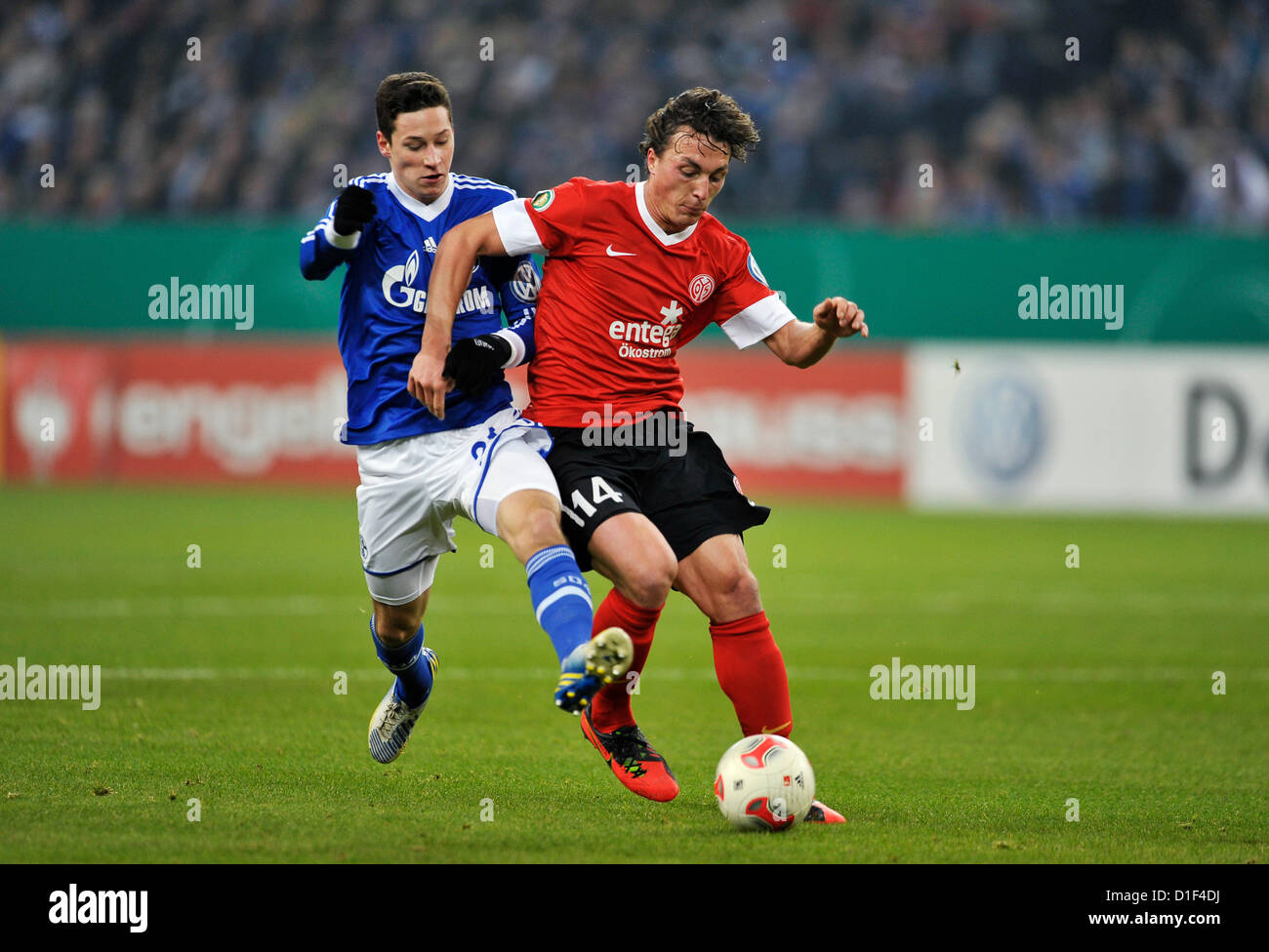 18.12.2012, il calcio tedesco Bundesliga coppa nazionale nella Veltins Arena Gelsenkirchen, Schalke 04 (blu) vs Mainz 05 (rosso) ----- Julian Draxler (S 04) e Julian Baumgartlinger (Magonza) Foto Stock