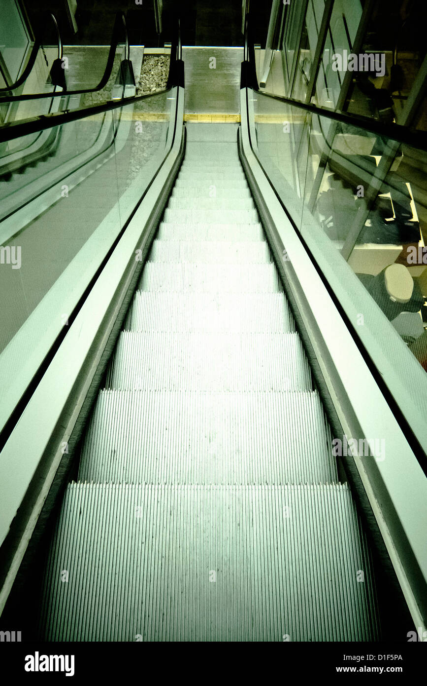 Escalator in esecuzione al piano di sotto Foto Stock