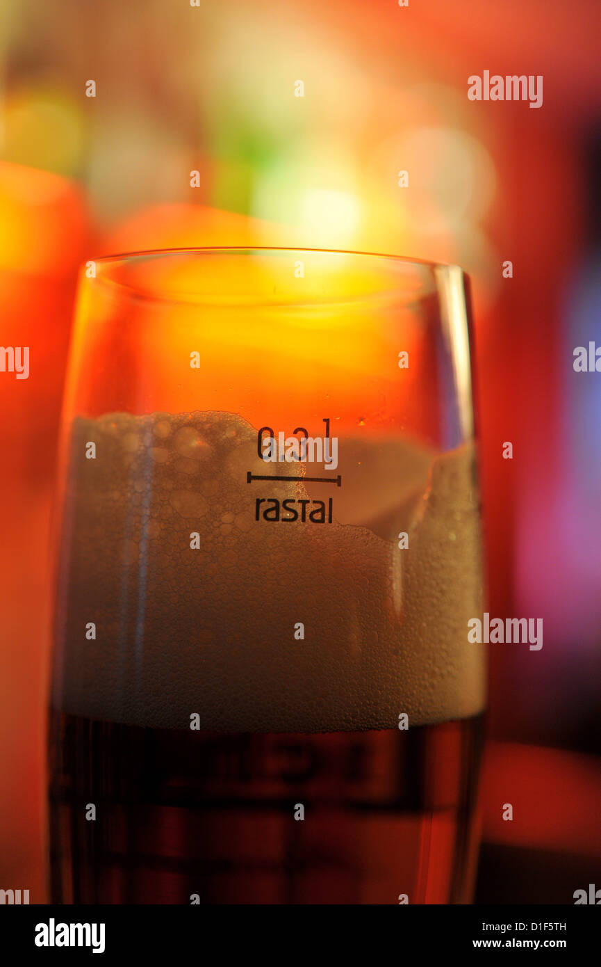 Un bicchiere di birra è in piedi sul bancone di un bar nel corso di una festa. Foto: Frank può Foto Stock