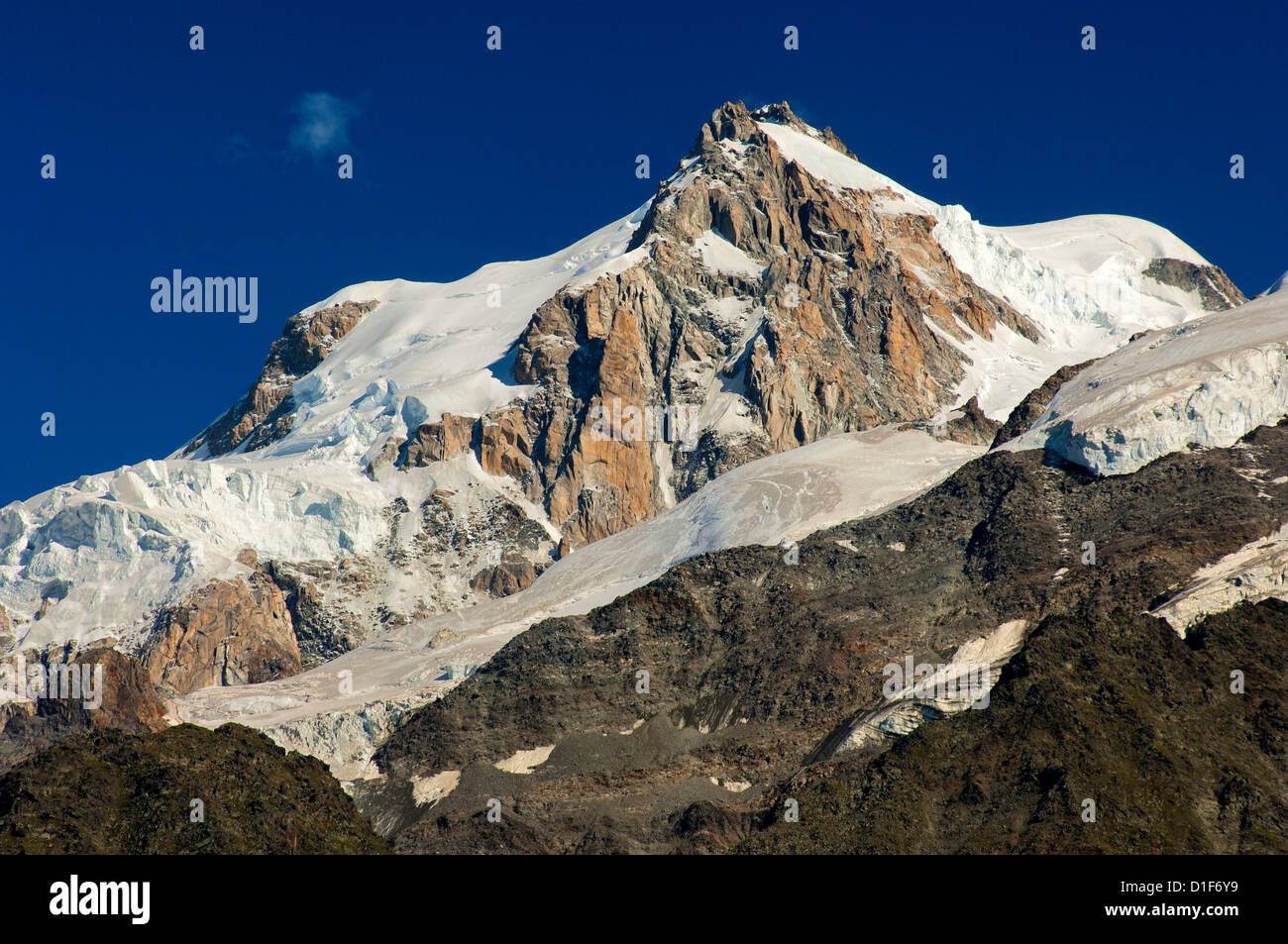 Ghiacciaio Bossons, Glacier des Bossons con picco di Mont Maudit in Chamonix Monte Bianco Valle, Chamonix, Alta Savoia, Francia Foto Stock