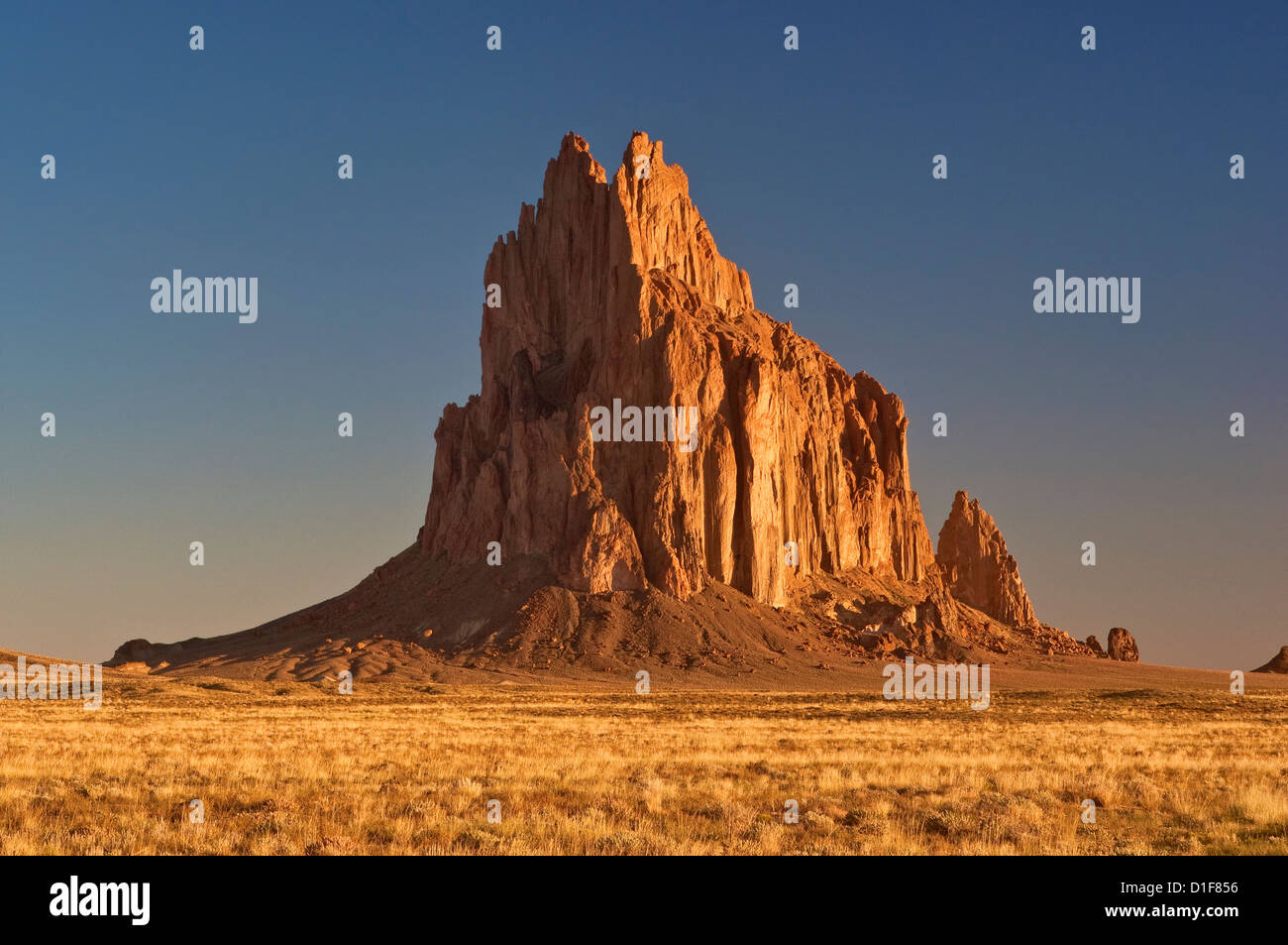 Shiprock, montagna sacra Navajo, monolito, all'alba, nuovo Messico, STATI UNITI Foto Stock
