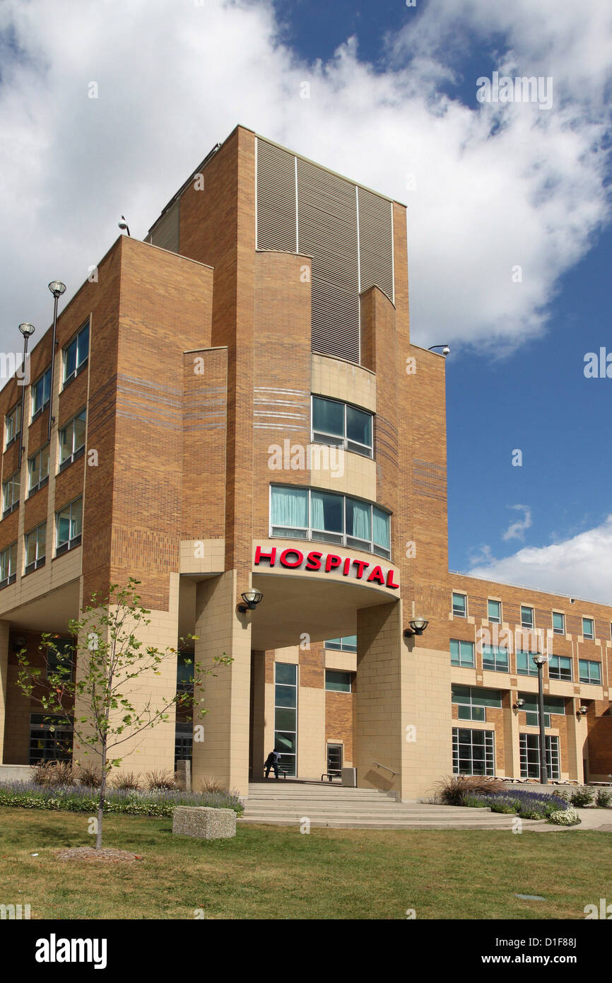 Edificio moderno con segno dell'ospedale Foto Stock