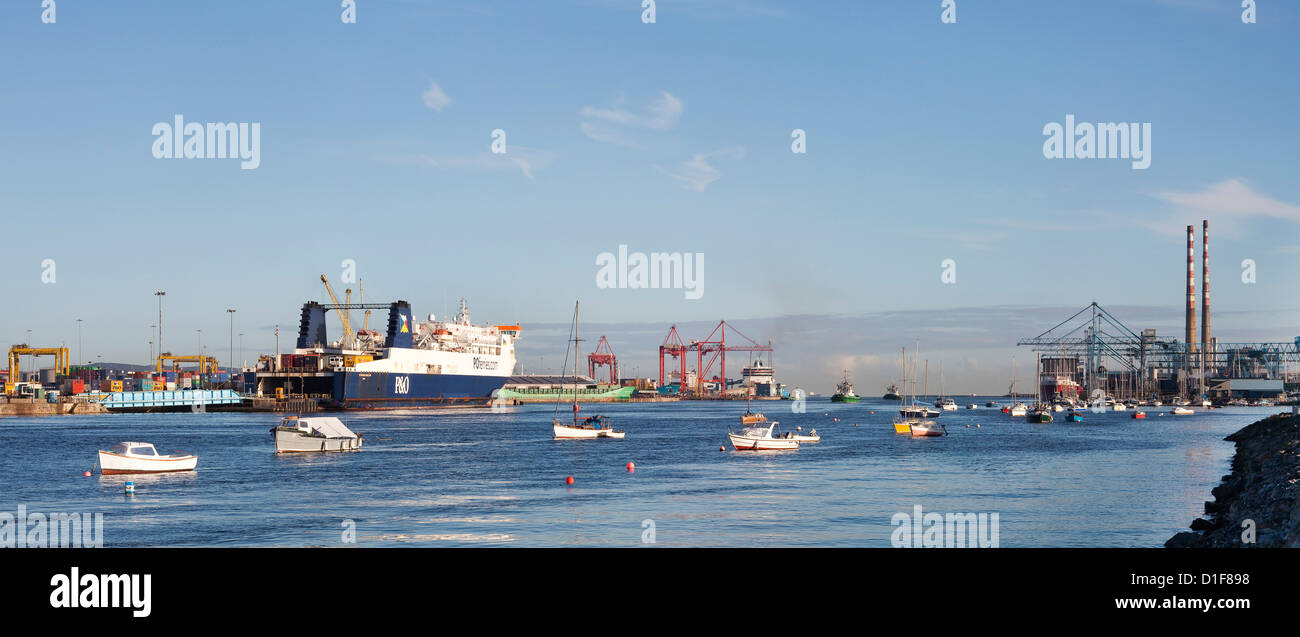 Porto di Dublino con navi cargo e la stazione di alimentazione in una giornata di sole Foto Stock