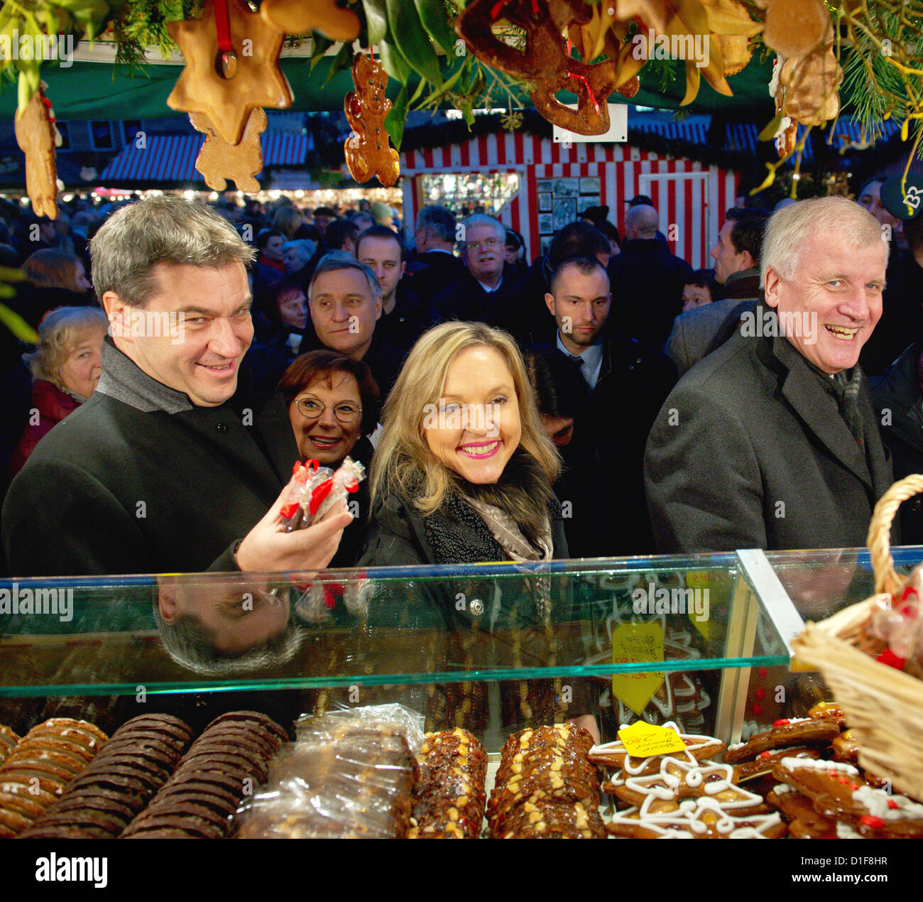 Bavarese di Ministro delle finanze Markus Soeder (L-R), il Ministro di Giustizia Beate Merk e il Premier della Baviera Horst Seehofer stand ad un panpepato cookie stand presso il Christkindlemarkt dopo la riunione del gabinetto di Norimberga, Germania, 18 dicembre 2012. Foto: DAVID EBENER Foto Stock