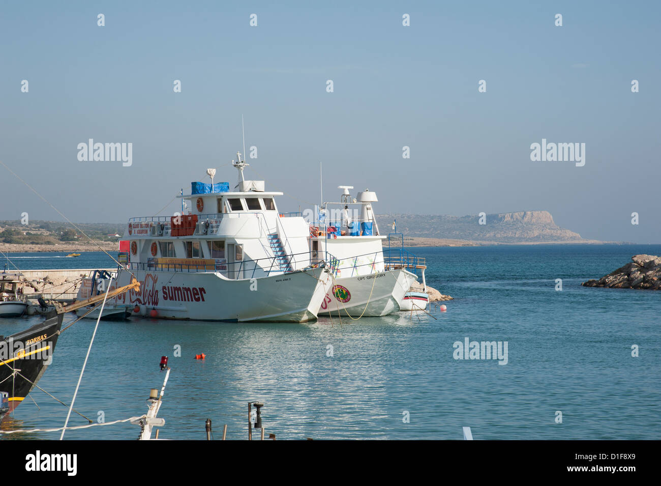 Tour barche a Agia Napa sulla costa sud orientale di Cipro e guardando verso Capo Gkreko Foto Stock