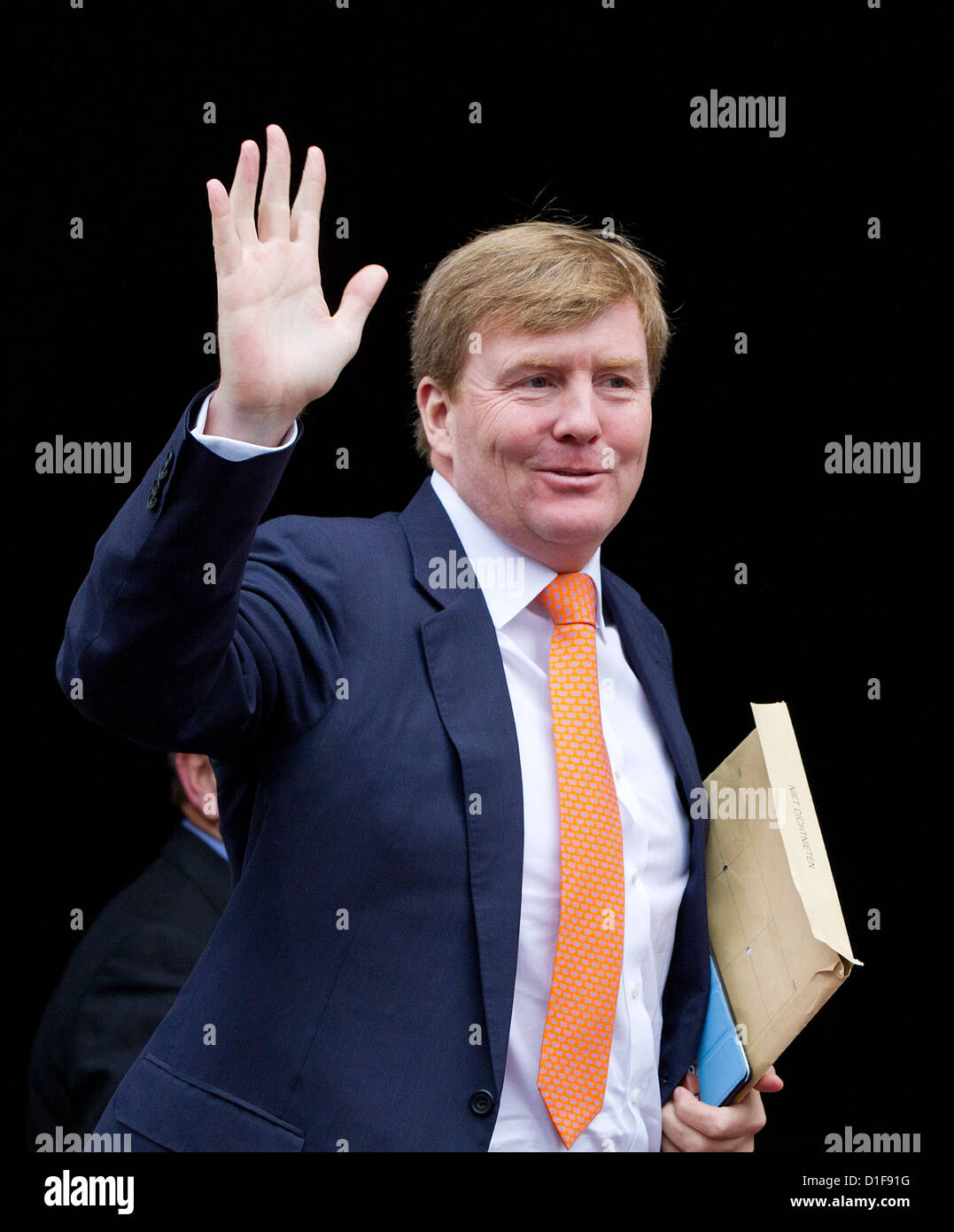 Il principe Willem-Alexander dei Paesi Bassi arriva presso il palazzo reale di accoglienza per la medaglia olimpica vincitori 2012 ad Amsterdam in Olanda, 18 dicembre 2012. Foto: Patrick van Katwijk / PAESI BASSI E FRANCIA: OUT Foto Stock