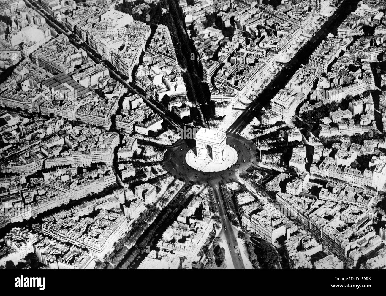 Vista dell'Arco di Trionfo su Place de l'Etoile (oggi: Place Charles-de-Gaulle) a Parigi il giorno dell'occupazione della città da parte delle truppe tedesche, 14 giugno 1940. Fotoarchiv für Zeitgeschichte Foto Stock