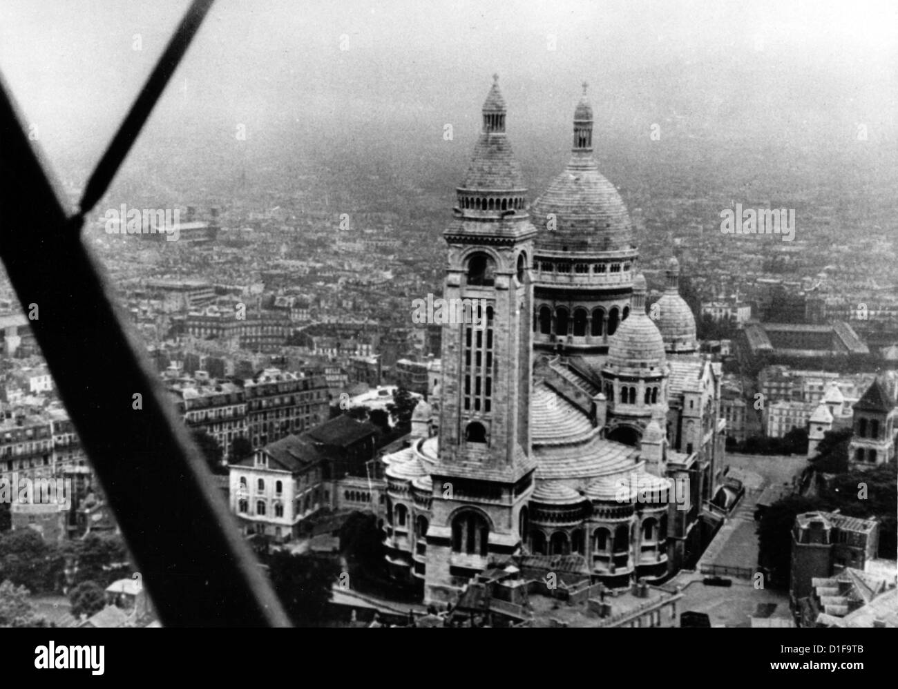 Vista della Basilica del Sacro cuore a Montmartre a Parigi poco dopo l'occupazione della città attraverso le truppe tedesche nel giugno 1940. Fotoarchiv für Zeitgeschichte Foto Stock