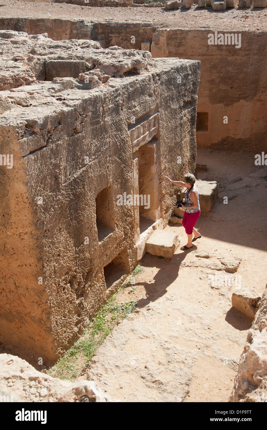 Tombe dei Re una grande attrazione archeologica in Paphos Cipro turista femminile guardando all'interno Foto Stock
