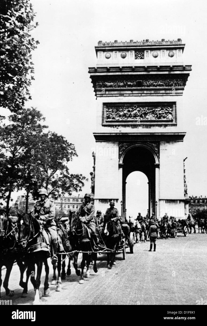 Invasione di Parigi da parte delle truppe tedesche nel giugno 1940 - i soldati tedeschi marciano oltre l'Arco di Trionfo. Fotoarchiv für Zeitgeschichte Foto Stock
