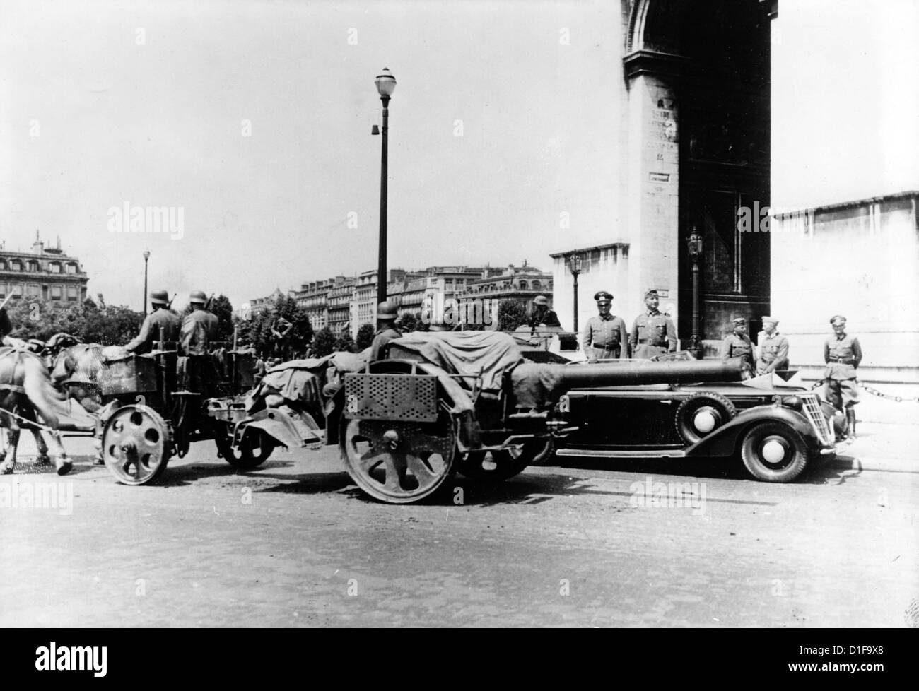 La distilleria tedesca passa l'Arco di Trionfo a Parigi, in Francia, nel giugno 1940. Fotoarchiv für Zeitgeschichte Foto Stock
