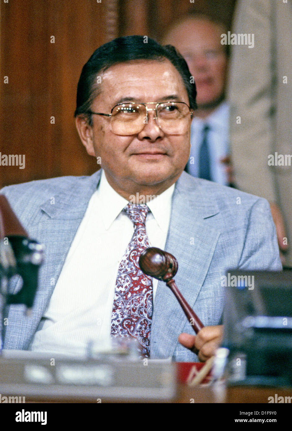 Stati Uniti il senatore Daniel K. Inouye (Democratico delle Hawaii), Presidente del Senato Selezionare Comitato sul segreto di assistenza militare per l'Iran e l'opposizione nicaraguense, tiene il suo martello come egli si prepara a chiamare il comitato di ordine durante un estate 1987 audizione. Il senatore Inouye è scomparso a causa di complicazioni respiratorie a Walter Reed Militare Nazionale Medical Center di Bethesda il lunedì 17 dicembre, 2012. Egli è stato 88..Credit: Ron Sachs / CNP Foto Stock
