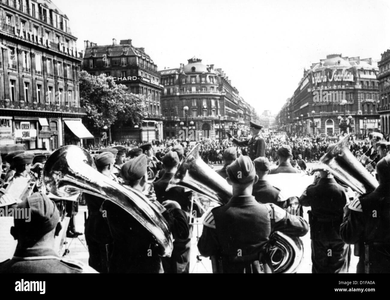 Concerto di un gruppo militare dell'aeronautica tedesca su Place de l'Opera a Parigi nel luglio 1940. Fotoarchiv für Zeitgeschichte Foto Stock